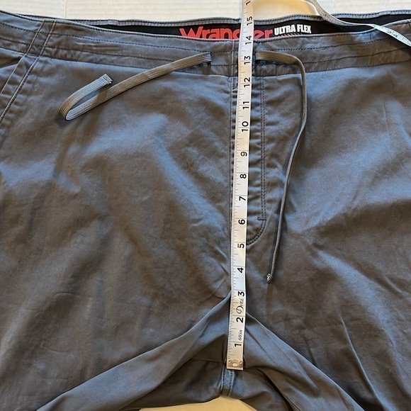 NWT-wrangler-XXL-pewter(gray)-ultra flex, flat front, straight fit shorts - Picture 13 of 15